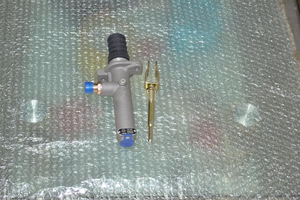 山推壓路機(jī)離合器主缸